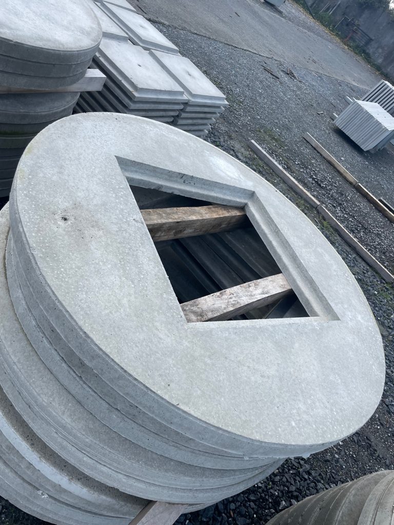 Couvercles de tuyaux avec trou d'homme